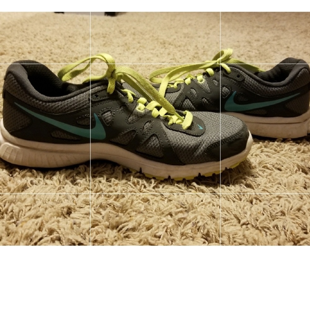 Women's size 8 Nike shoes - Picture 2 of 5